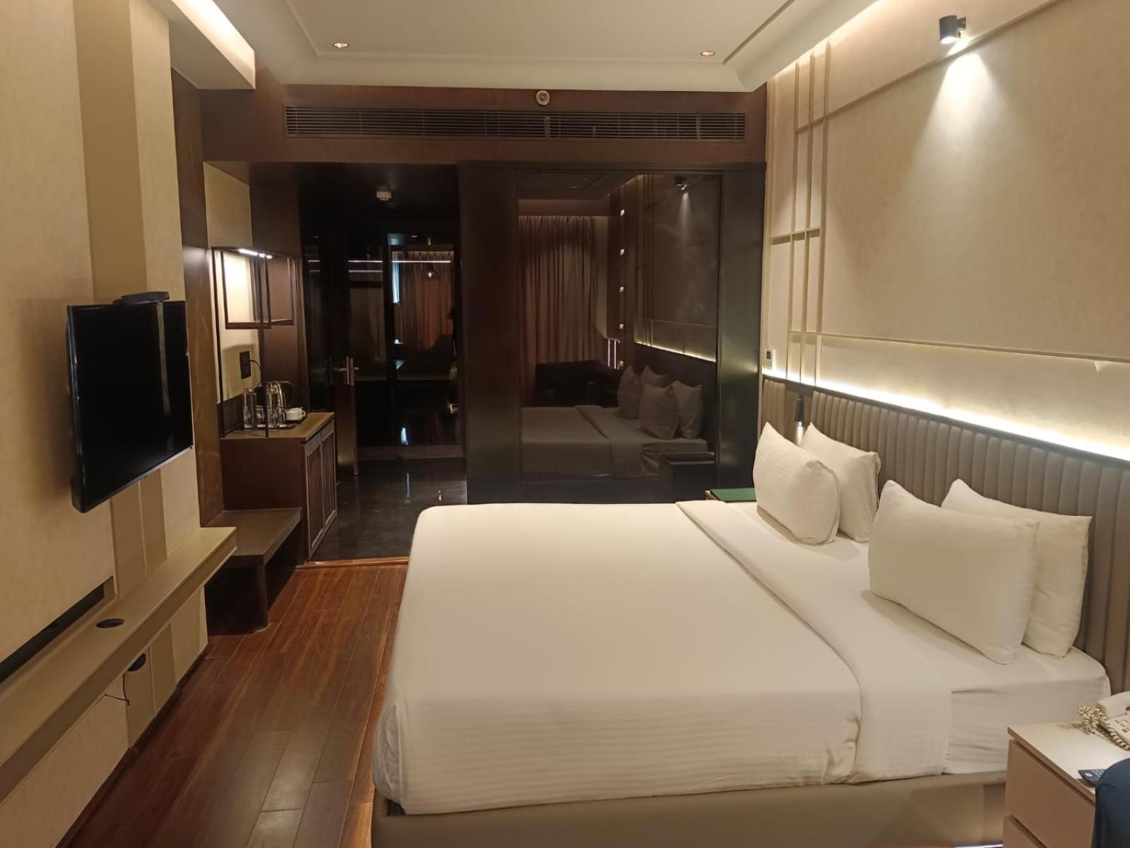 The Galgotias Hotel Gurugram Gurgaon Exterior foto